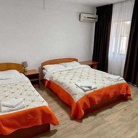 Hotel Tata Si Fii Bechet Kültér fotó